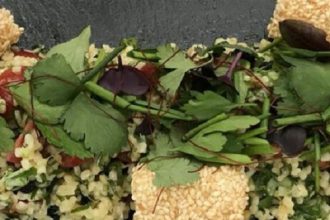 Πλιγούρι με μυρωδικά και φέτα παναρισμένη με σουσάμι