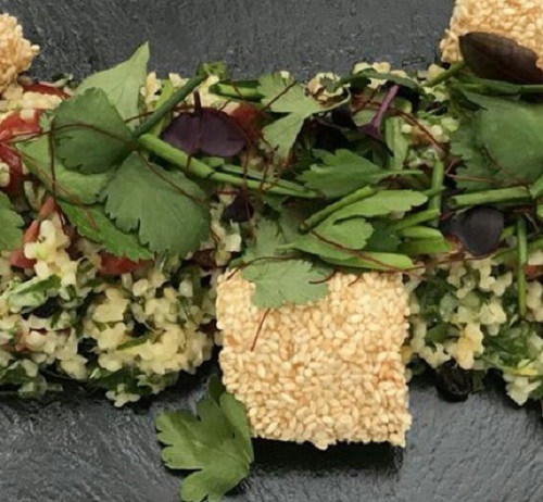 Πλιγούρι με μυρωδικά και φέτα παναρισμένη με σουσάμι