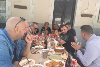 Κώστας Σβόλης: Oυζάκι και χαλαρή κουβέντα με δημοσιογράφους