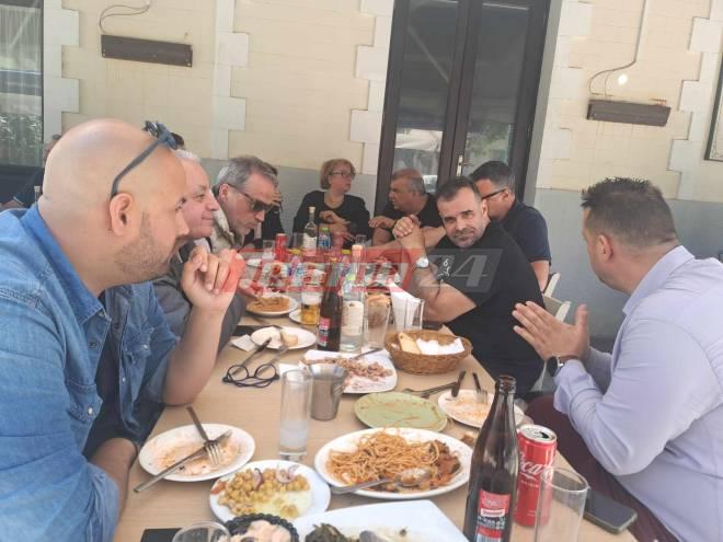 Κώστας Σβόλης: Oυζάκι και χαλαρή κουβέντα με δημοσιογράφους