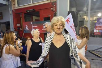 Η Σία Αναγνωστοπούλου με παλαιστινιακή μαντήλα