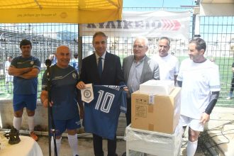 Τίμησαν τον Καρβέλη με το ... δεκάρι!