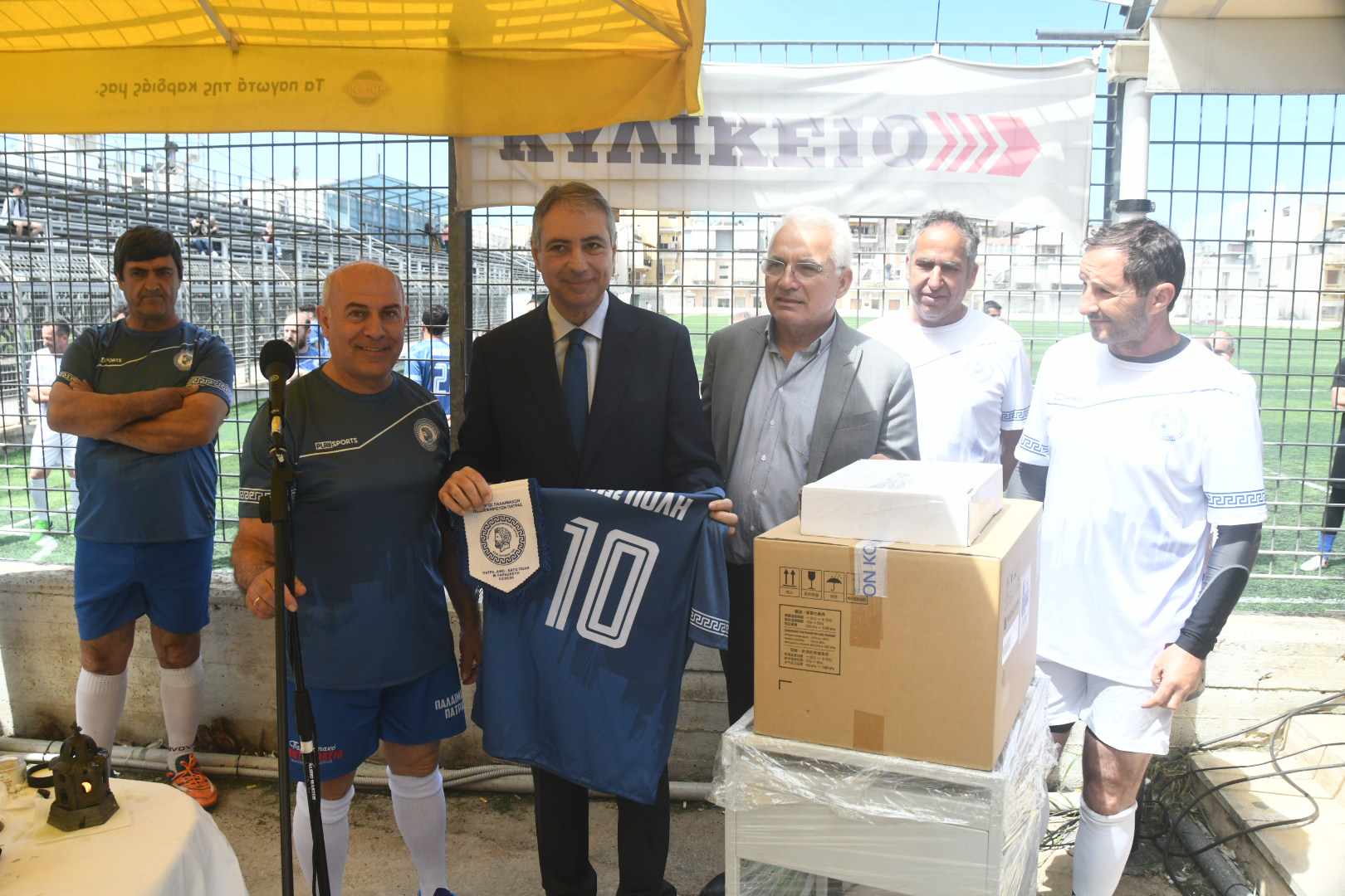 Τίμησαν τον Καρβέλη με το ... δεκάρι!