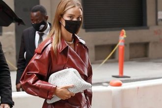 Η Rosie Huntington-Whiteley βρήκε το ιδανικό ανοιξιάτικό πανωφόρι που θα αναβαθμίσει το look σας