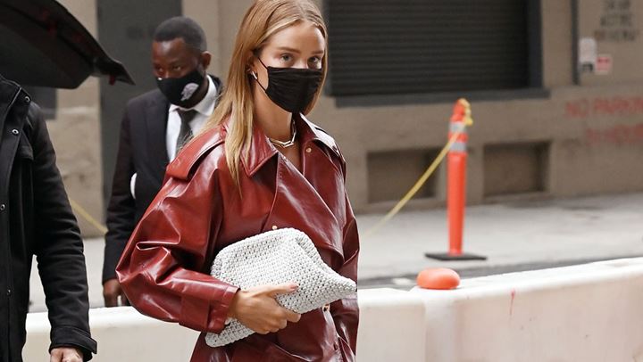 Η Rosie Huntington-Whiteley βρήκε το ιδανικό ανοιξιάτικό πανωφόρι που θα αναβαθμίσει το look σας