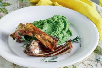 Αρνίσια παϊδάκια με πουρέ αρακά