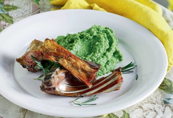 Αρνίσια παϊδάκια με πουρέ αρακά