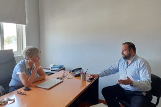 Κοντά στους διασώστες του ΕΚΑΒ ο Βασίλης Αϊβαλής - ΦΩΤΟ