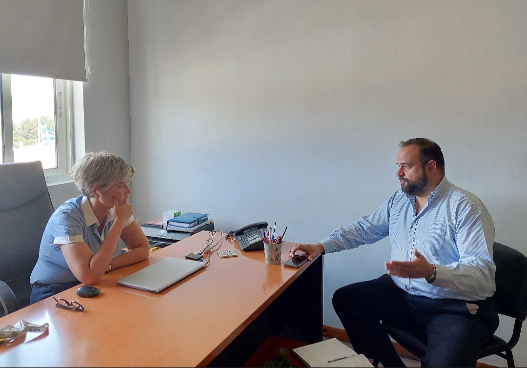 Κοντά στους διασώστες του ΕΚΑΒ ο Βασίλης Αϊβαλής - ΦΩΤΟ