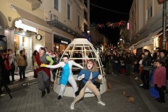 Πατρινό Καρναβάλι 2020: Χορός και παράσταση στον πεζόδρομο - ΦΩΤΟ