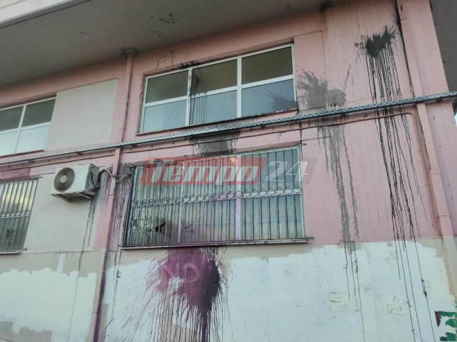 Πάτρα: Καταδρομική επίθεση τη νύχτα στη Διεύθυνση Συγκοινωνιών - Πέταξαν πέτρες και μπογιές ΦΩΤΟ