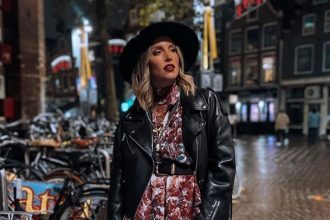 Η Αθηνά Οικονομάκου μας δείχνει 3 τρόπους να φορέσουμε το biker jacket με κρόσια - ΦΩΤΟ