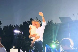 Από την Πάτρα η μικρή που αγκάλιασε ο Μητσοτάκης στο Σύνταγμα - Είναι το γούρι του! (ΦΩΤΟ)