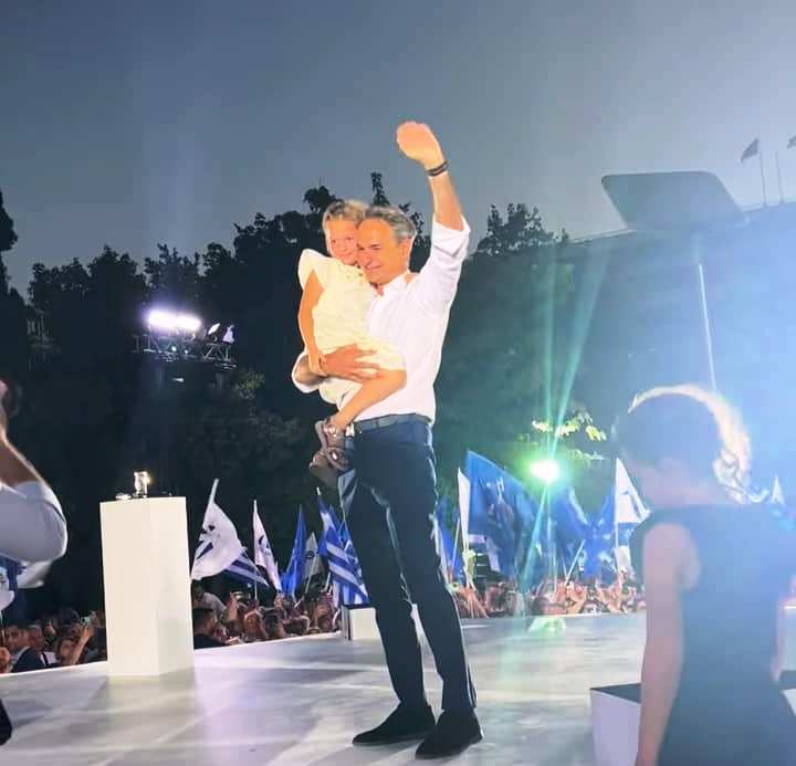 Από την Πάτρα η μικρή που αγκάλιασε ο Μητσοτάκης στο Σύνταγμα - Είναι το γούρι του! (ΦΩΤΟ)