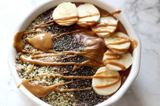 Smoothie bowl με φυστικοβούτυρο για να ξεκινήσετε την ημέρα σας με τον καλύτερο τρόπο!