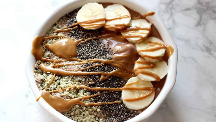 Smoothie bowl με φυστικοβούτυρο για να ξεκινήσετε την ημέρα σας με τον καλύτερο τρόπο!