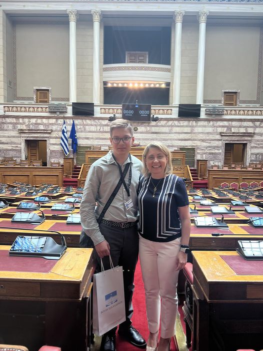 Η Χριστίνα Αλεξοπούλου με τον έφηβο βουλευτή