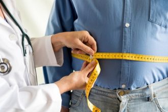 Αρωματική πράσινη σαλάτα με ψητά ροδάκινα, ταλαγάνι και παστέλι