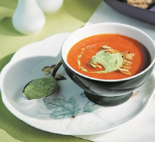 Κρύα σούπα λαχανικών με pesto δυόσμου και καβουρδισμένα αμύγδαλα