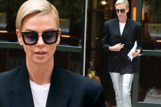 Φορέστε το metallic παντελόνι το πρωί όπως η Charlize Theron