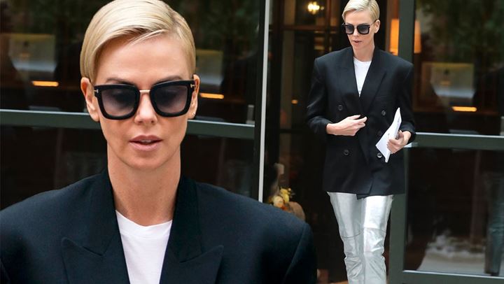 Φορέστε το metallic παντελόνι το πρωί όπως η Charlize Theron