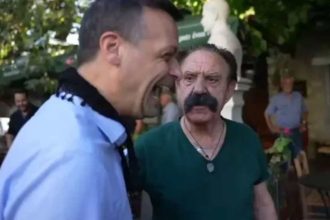 Με κρητικό σαρίκι περιόδευε στα Ανώγεια ο Δούκας - Η μαντινάδα που του αφιέρωσε Κρητικός