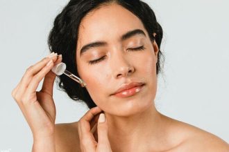 Γιατί πρέπει να απλώνουμε το serum πριν την ενυδατική στο πρόσωπο;