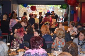 Την Τσικνοπέμπτη το μεσημέρι η Κοινο_Τοπία υποδέχθηκε τα μοντέλα και το τσίκνισε μετά μουσικής και χορού