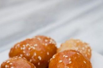 Λουκουμάδες με μέλι και σουσάμι