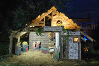 Στήθηκε και πάλι φέτος μια υπέροχη Φάτνη στο προαύλιο του Ι.Ν. Αγίων Αντωνίου & Χαραλάμπους στα Κρύα Ιτεών