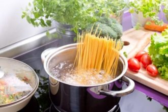 Γιατί δεν πρέπει να πετάς ποτέ το νερό που έβραζαν τα μακαρόνια