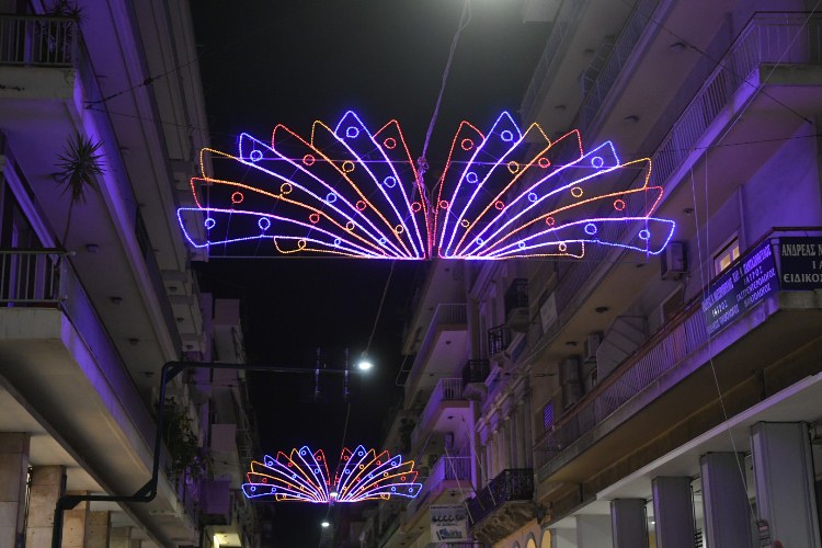 Άναψε ο καρναβαλικός διάκοσμος της Πάτρας ΦΩΤΟΓΡΑΦΙΕΣ