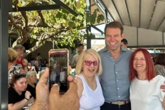 Τραπέζωμα ρεφενέ Κασσελάκη στην Αρτέμιδα - 25 ευρώ έδωσε ο κάθε προσκεκλημένος