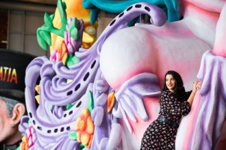 Η βασίλισσα του Πατρινού Καρναβαλιού συναντήθηκε με το άρμα της