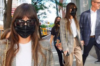 Το πρόσφατο look της Dakota Johnson στη Νέα Υόρκη είναι ο ορισμός του business casual