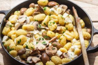 Νιόκι με μανιτάρια και μπλε τυρί