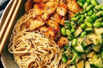 Νούντλς με γλυκόξινο κοτόπουλο