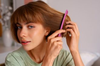 Εσύ ξέρεις πόσο συχνά πρέπει να καθαρίζεις τις βούρτσες των μαλλιών σου;