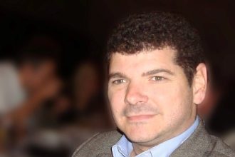 Τον... έζωσαν τα φίδια τον Σπύρο!