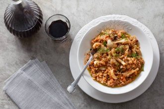 Εύκολη νηστίσιμη συνταγή για σουπιές με ούζο και ρύζι