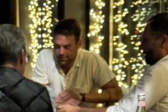 Ο Κασσελάκης με Τζάκρη και Καπνισάκη στο Νέο Ψυχικό, μετά το "μπλόκο" της υποψηφιότητάς του