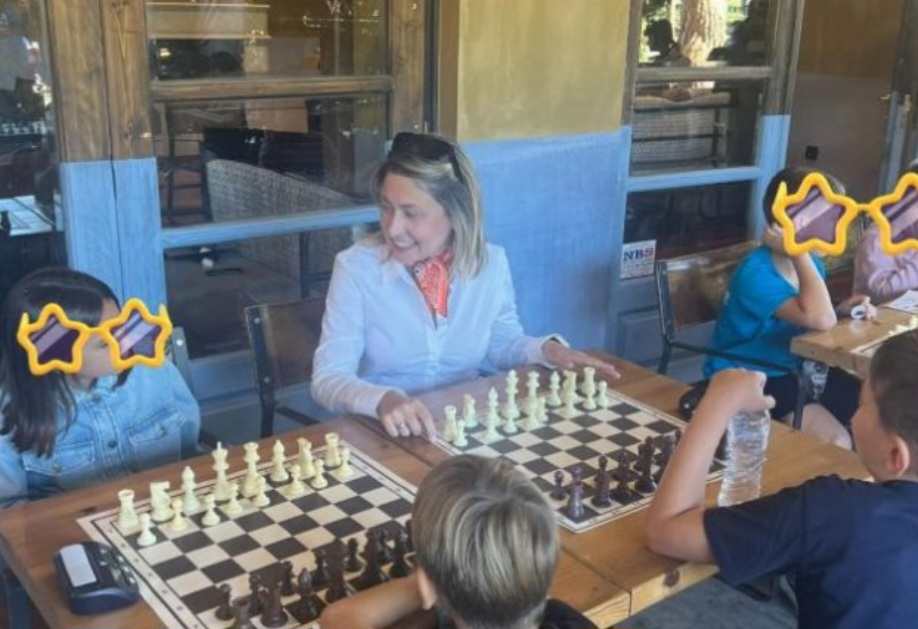 Η Χρίστινα Αλεξοπούλου έπειξε σκάκι με πιτσιρικάδες