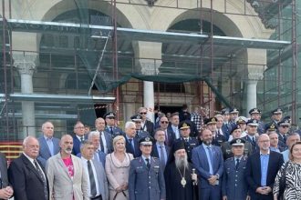 Μπονάνος: Έτοιμος με το ροζ μπλουζάκι μέσα από το σακάκι!