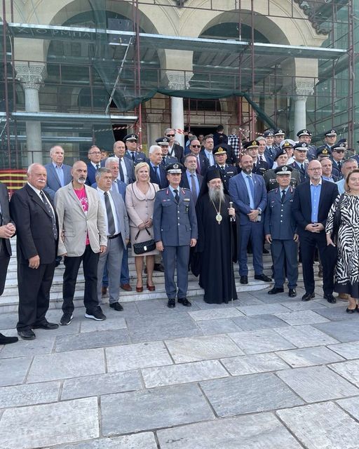 Μπονάνος: Έτοιμος με το ροζ μπλουζάκι μέσα από το σακάκι!