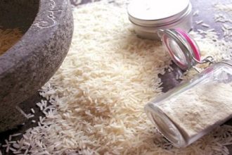 Αντιγηραντικό scrub – μάσκα με ρύζι κατά των δυσχρωμιών και των ρυτίδων