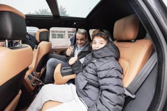Πιτσιρικάς ζήτησε από τον Μητσοτάκη να μπει στο πρωθυπουργικό αυτοκίνητο και να πάνε βόλτα - Δεν του χάλασε το χατίρι! (ΒΙΝΤΕΟ)
