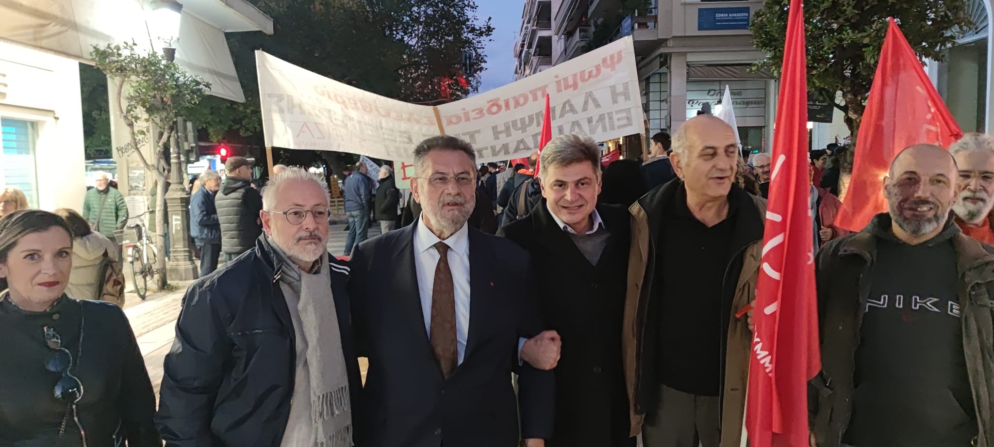 Μέλη του ΣΥΡΙΖΑ στην πορεία μνήμης για την επέτειο του Πολυτεχνείου, στην Πάτρα