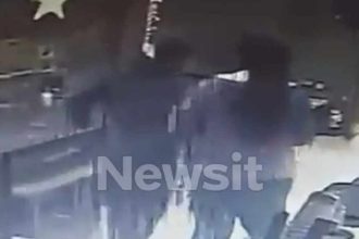 Η στιγμή που ο 15χρονος που μαχαιρώθηκε ζητά βοήθεια σε μαγαζί - Βίντεο σοκ