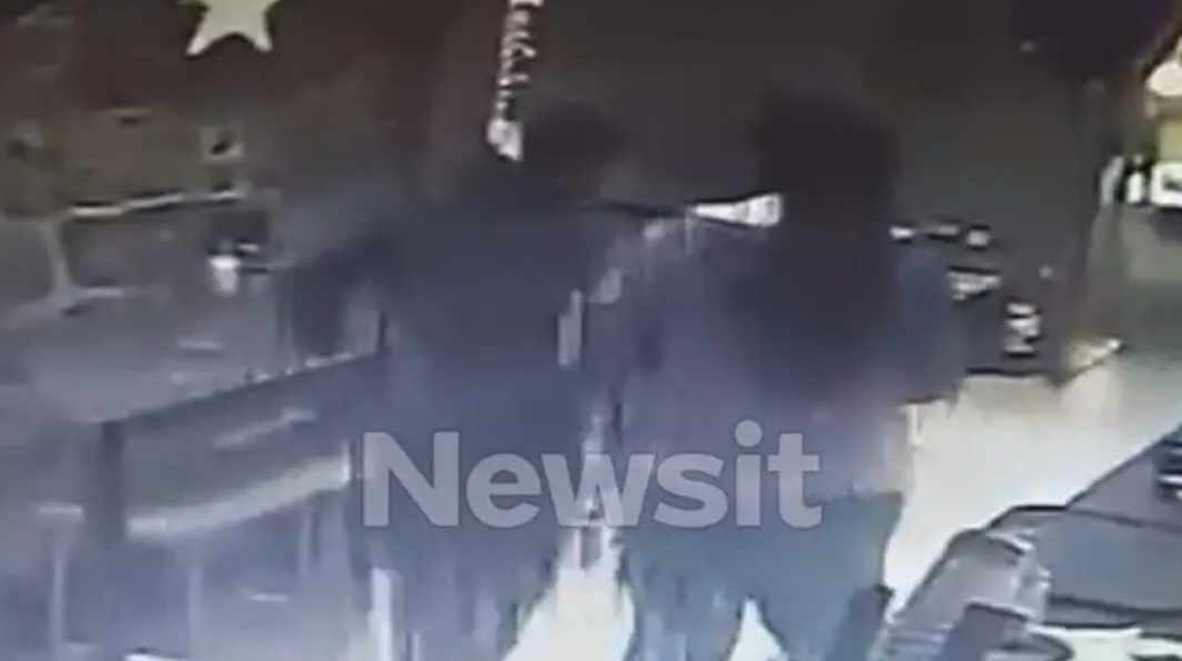 Η στιγμή που ο 15χρονος που μαχαιρώθηκε ζητά βοήθεια σε μαγαζί - Βίντεο σοκ