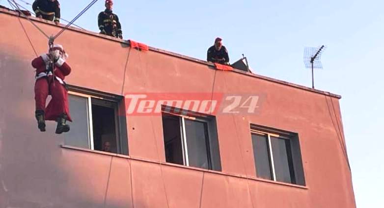 6η ΕΜΑΚ: Ο Άγιος Βασίλης ήρθε από ψηλά κι έφερε δώρα στα νοσηλευόμενα παιδιά του Καραμανδανείου - ΦΩΤΟ